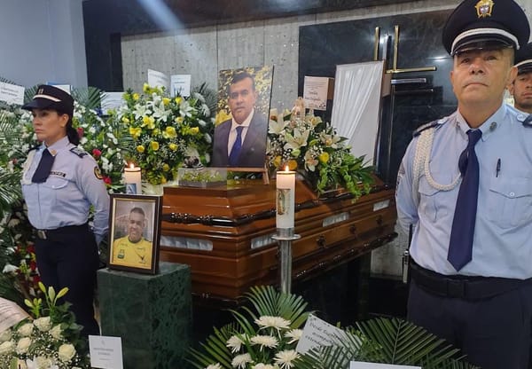 VIDEO. Emotiva caravana fúnebre rindió homenaje al alférez Ricardo Chacón