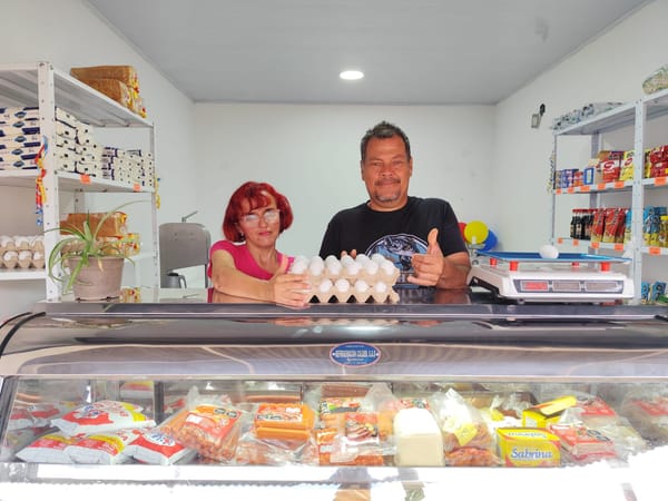 Pareja desplazada encuentra en la charcutería una nueva oportunidad de vida