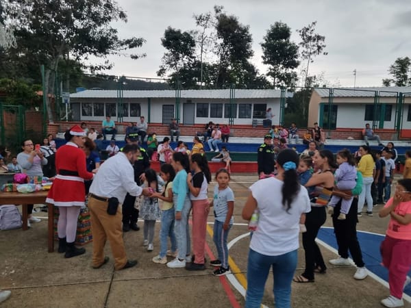 “Familias felices”: La Policía de Santander lleva alegría a Montecitos Bajo