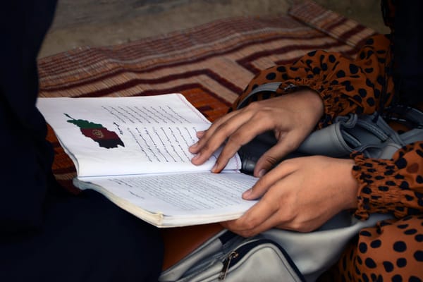 Talibanes cierran acceso a cursos médicos para mujeres