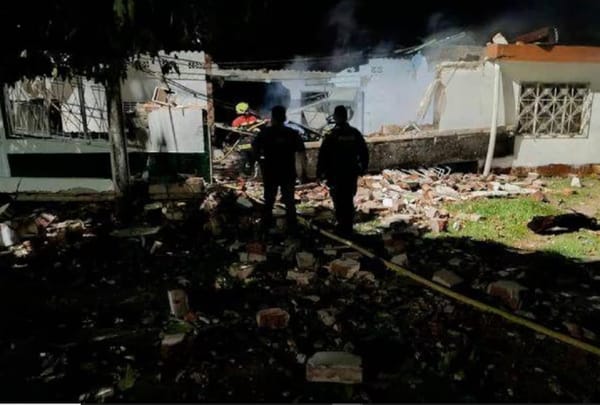 Le explotó bomba cuando la instalaba en un carro y murió calcinado