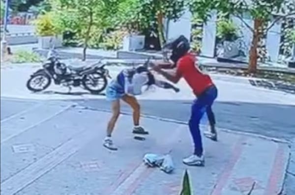 VIDEO: Impactante asalto en Bucaramanga donde mujer forcejeó con el criminal