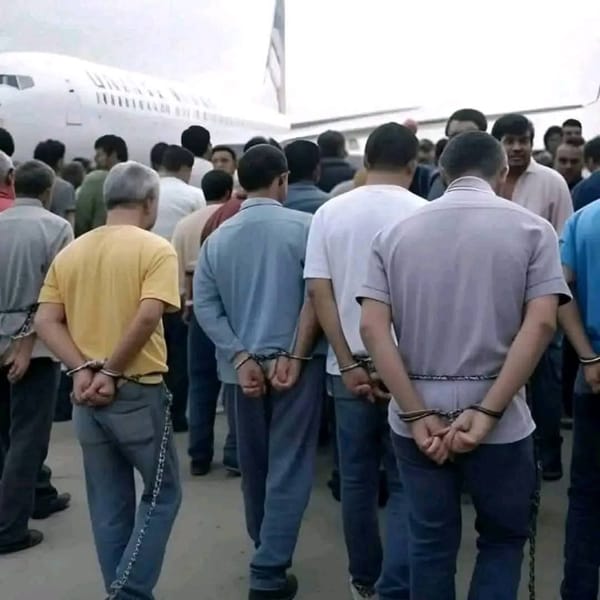 Encadenados como criminales son deportados miles de ciudadanos desde Estados Unidos