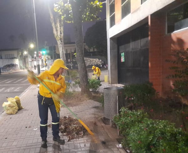 Operarios de la EMAB trabajan arduamente para mantener limpia a Bucaramanga