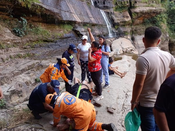 Rescatan a turista tras caída en la Cascada de los Caballeros