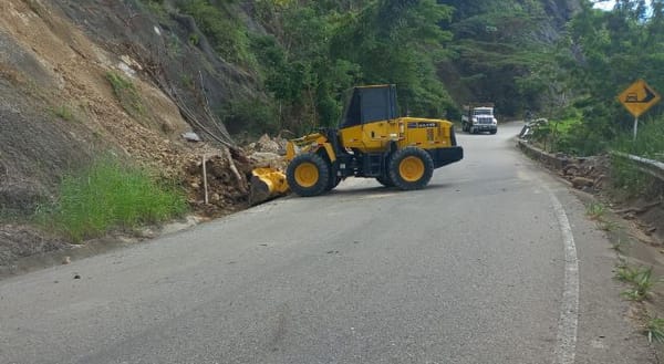 Maquinaria amarilla en acción para mitigar riesgos en Encino