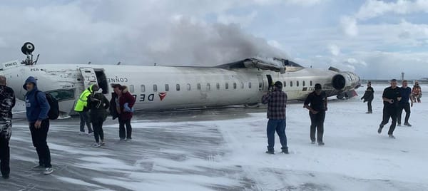 Avión de Delta Airlines se estrelló en Aeropuerto de Toronto. Aeronave se volcó en la pista