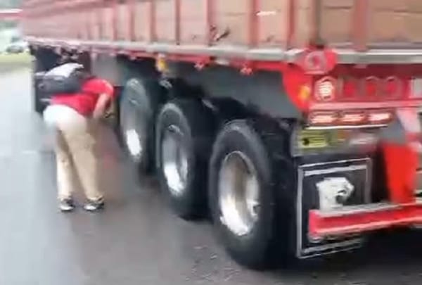 VIDEO. Motociclista fallece aplastado por un camión en Bucaramanga