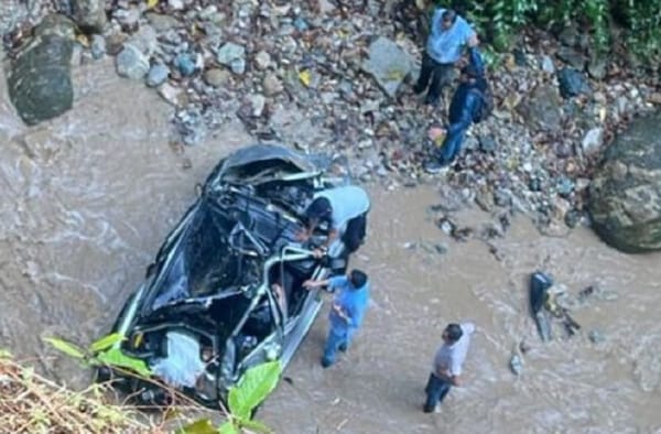 Muere conductor tras rodar en su vehículo por un precipicio en la vía Rionegro – El Playón
