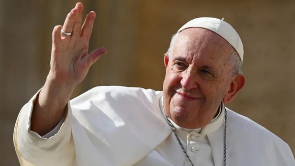 Papa Francisco superó fase crítica y el parte médico es alentador
