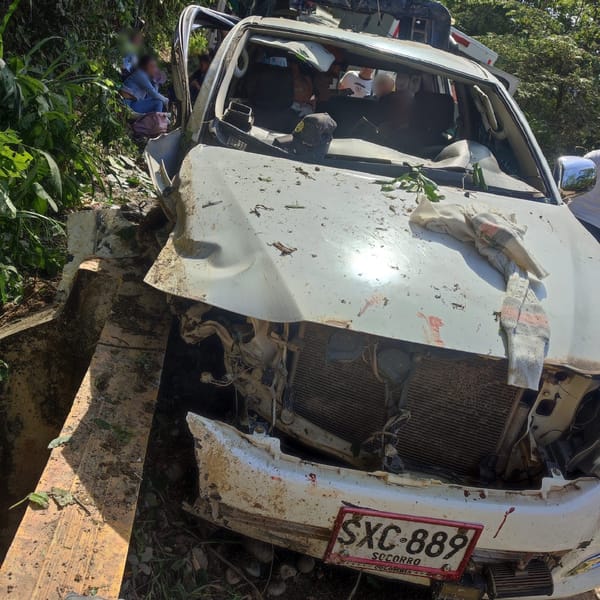 Accidente en la vía Socorro-Palmar deja 18 personas afectadas.