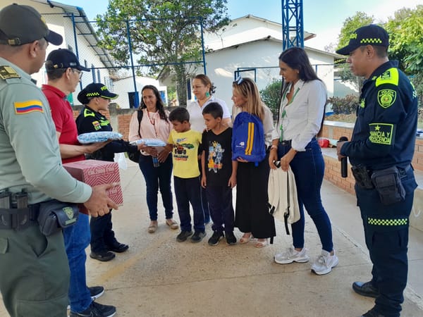 Policía de Infancia y Adolescencia apoya la educación con entrega de kits escolares y uniformes en la Provincia Comunera