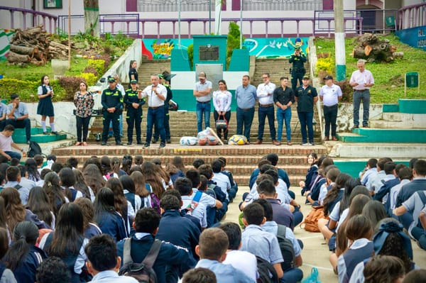 Inicia el proyecto “Gobierno en el aula” en El Socorro con entrega de kits deportivos