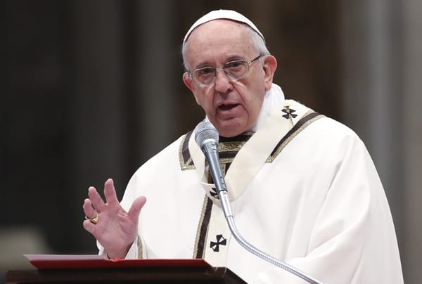 Hospitalizan de urgencia al papa Francisco