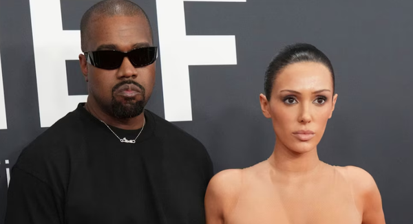 "El vestido invisible fue un golpe de arte": Kanye West desafía a los críticos