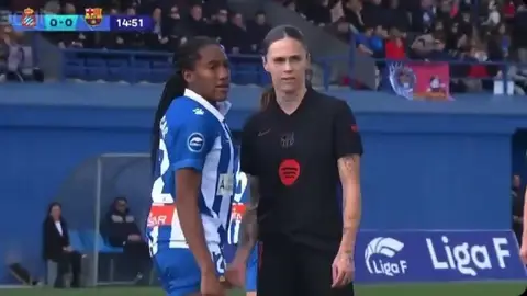 Jugadora del Barcelona le tocó la entrepierna a Daniela Caracas para saber si tenía 'paquete'