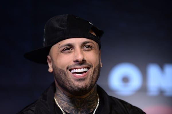 VIDEO. El "piquito" de Nicky Jam y su suegra que incendió las redes sociales