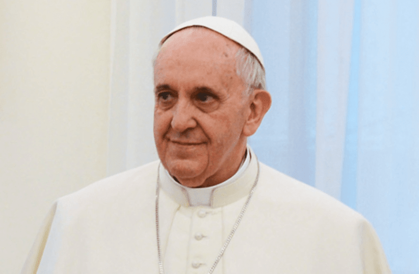 Papa Francisco sufrió broncoaspiración y continúa en tratamiento intensivo