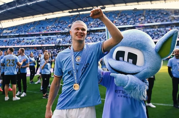 Haaland le ‘cascó’ a la mascota del Manchester City