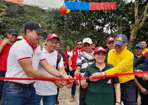 Apoyo de cafeteros a comunidad de Tres Esquinas en Suaita