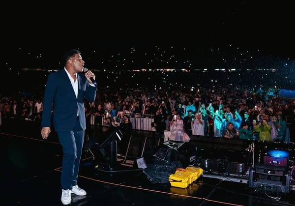 Alex Martínez enamoró en el concierto de aniversario de Nelson Velásquez