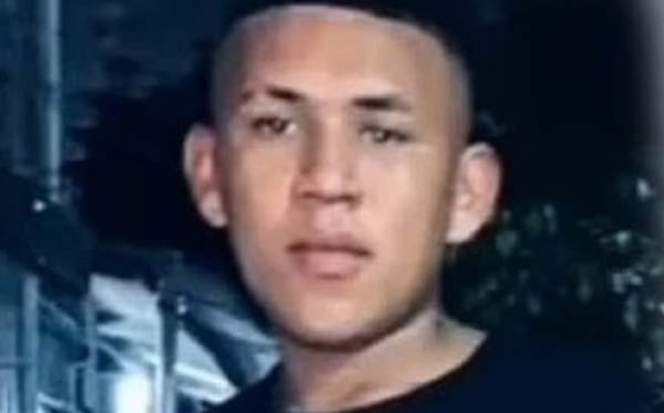 Asesinado joven dentro de una vivienda y luego arrojado a la vía pública