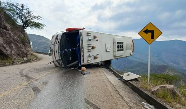 Conductor evitó una tragedia mayor y caída de bus en la vía Zapatoca – Girón