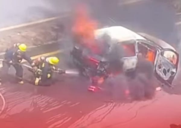 Se incendió un automóvil en la vía entre Girón y el peaje
