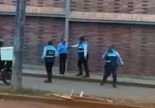 Conductor energúmeno agredió a un alférez por un comparendo