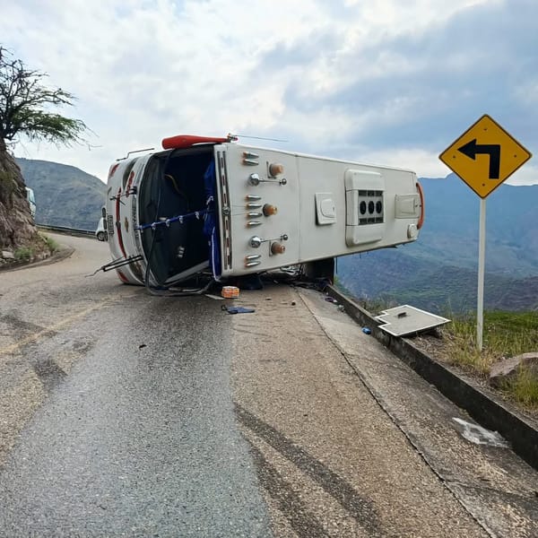 Bus de Cotransmagdalena quedó colgado en la repisa de un abismo