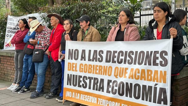 Plantón en MinAmbiente contra zona de reserva en Santander: radican 8 mil firmas pidiendo mesas de concertación con la nueva Ministra y suspender la prohibición a la minería legal