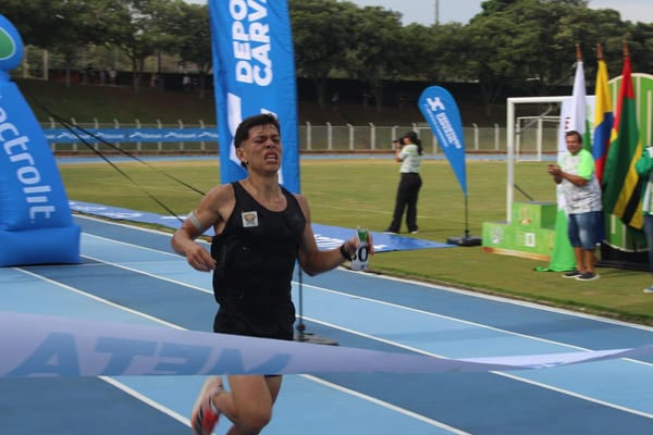 Marco Dueñas y Daniela Torres ganadores de la Carrera UIS