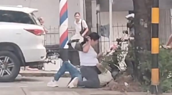 En plena vía pública mujer propina brutal golpiza a hombre en Bucaramanga