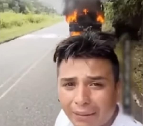 VIDEO: Bañando en llanto conductor denuncia quema de su camión atribuido al ELN