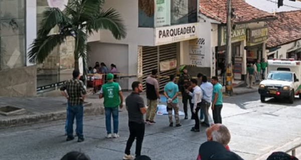 Mujer saltó al vacío desde un sexto piso