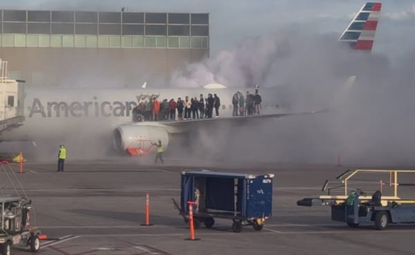 Pasajeros huyen por toboganes tras incendio en avión en Denver