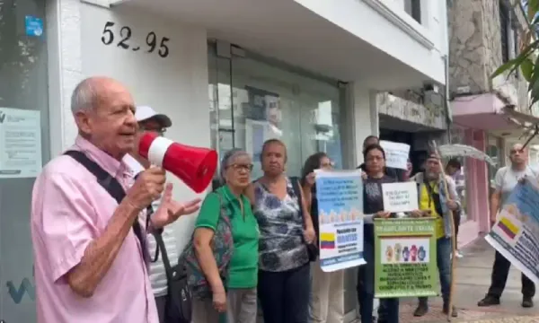 Pacientes de la Nueva EPS realizaron protesta por fallas en entregas de medicamentos
