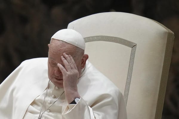 Papa Francisco sigue mejorando pero no recibirá salida del hospital