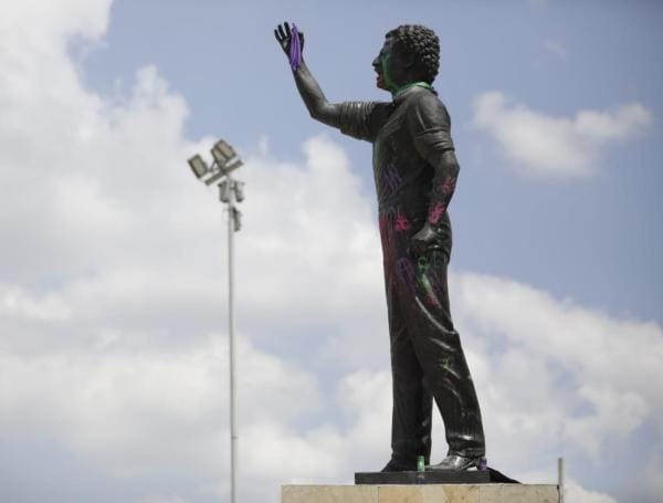 ¿Por qué feministas atacaron la estatua de Luis Carlos Galán? Aquí le contamos
