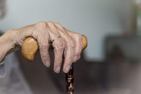 Anciana fingió estar muerta para escapar de brutal ataque sexual
