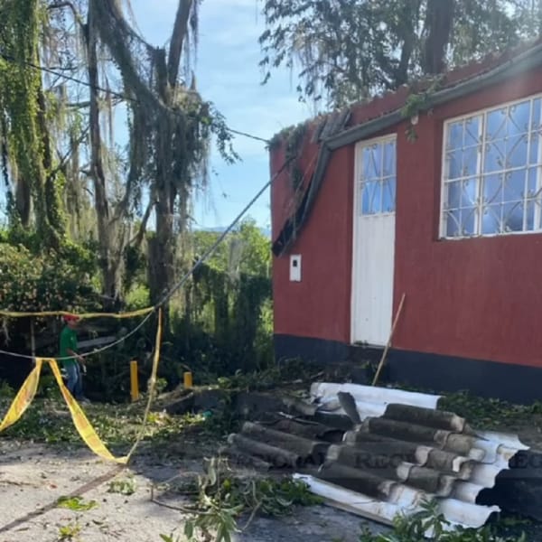 Torrencial aguacero y  vientos huracanados causaron destrucción en Barbosa, Santander
