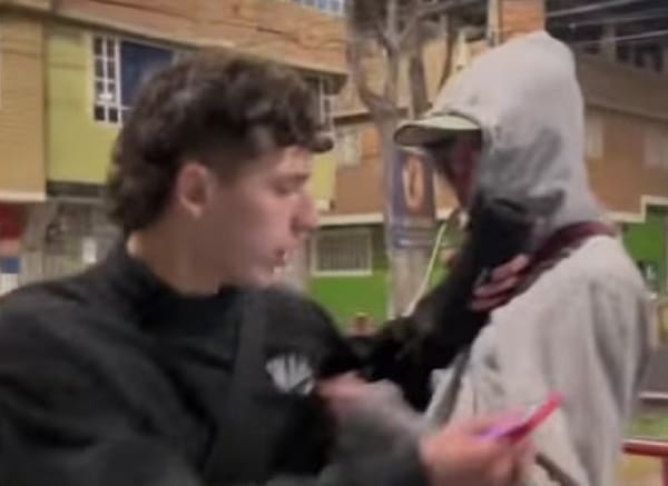 Cantante e hijo de famoso actor en el ojo del huracán por simular atraco con ‘motoladrones’