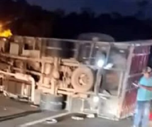 Dos vehículos volcados tras choque múltiple en la vía Girón-Lebrija