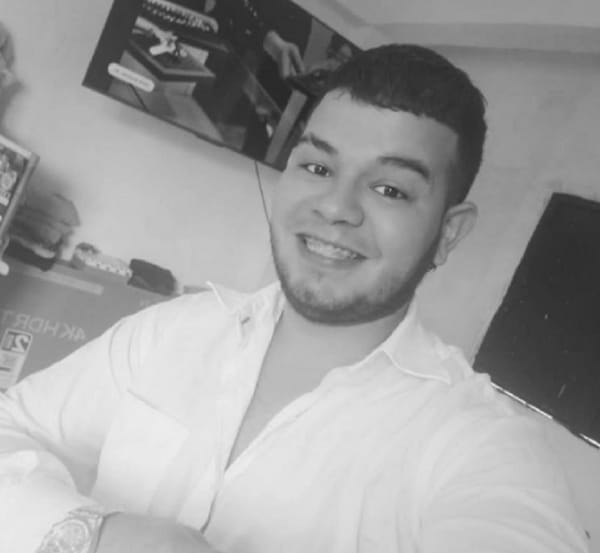 La muerte bajó a un conductor de moto a bala