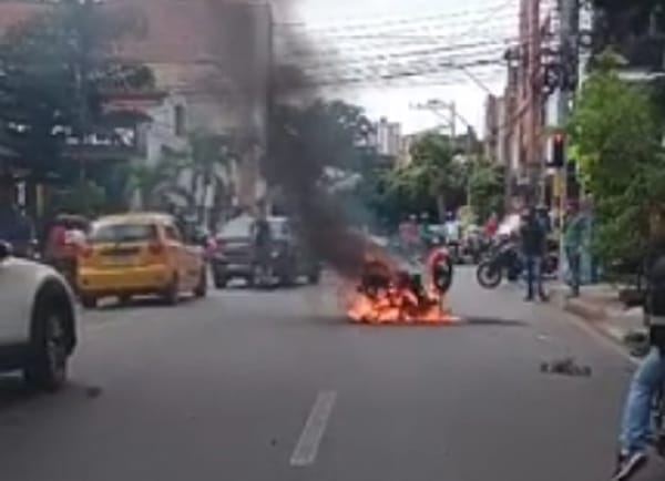 Comunidad quemó la moto de ladrones en Bucaramanga