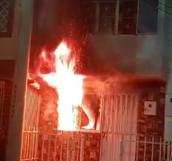 Rescatan dos niños y un perro de un incendio en Girón