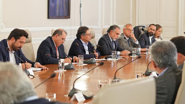 Tumban transmisión televisada del Consejo de Ministros de Petro
