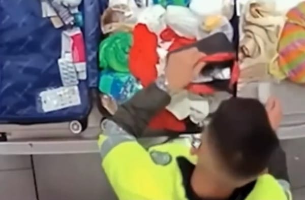 Patrullero de la Policía desvalijaba maletas en el Aeropuerto El Dorado
