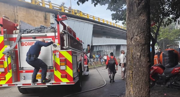 Incendio devasta local en Quebrada Seca y moviliza a Bomberos de Bucaramanga