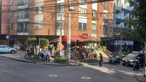 Brutal atraco a una adulta mayor que fue arrastrada hasta la calle desde el interior de una panadería en Bucaramanga